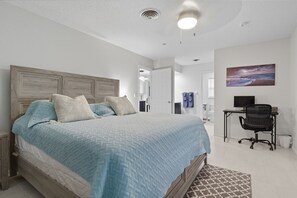 2 soverom, skrivebord, strykejern/-brett og reiseseng for barn