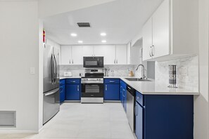 Kjøleskap, mikrobølgeovn, ovn og kokeplater