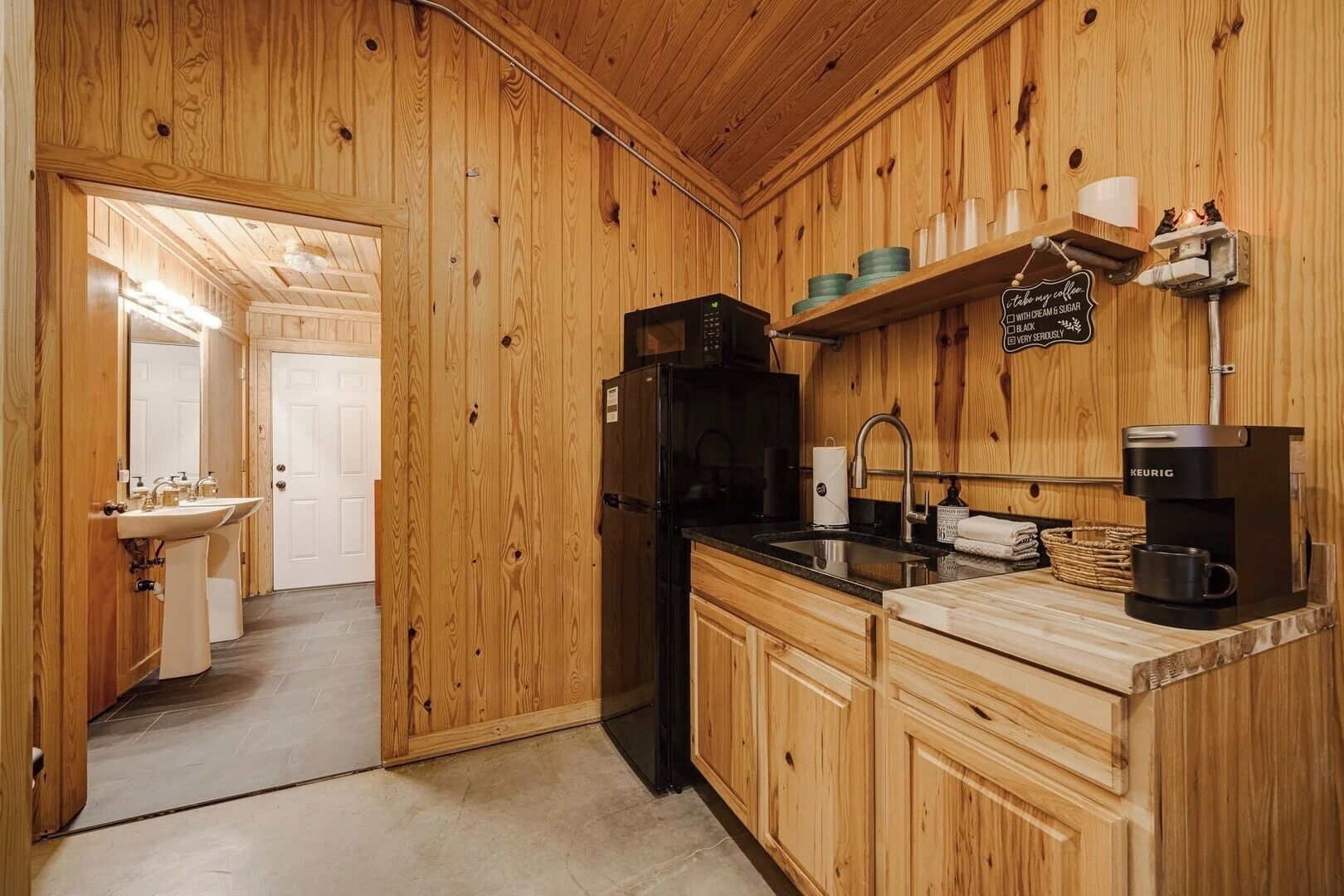 Jääkaappi, kahvin-/teenkeitin, keittoastiat/astiat/ruokailuvälineet