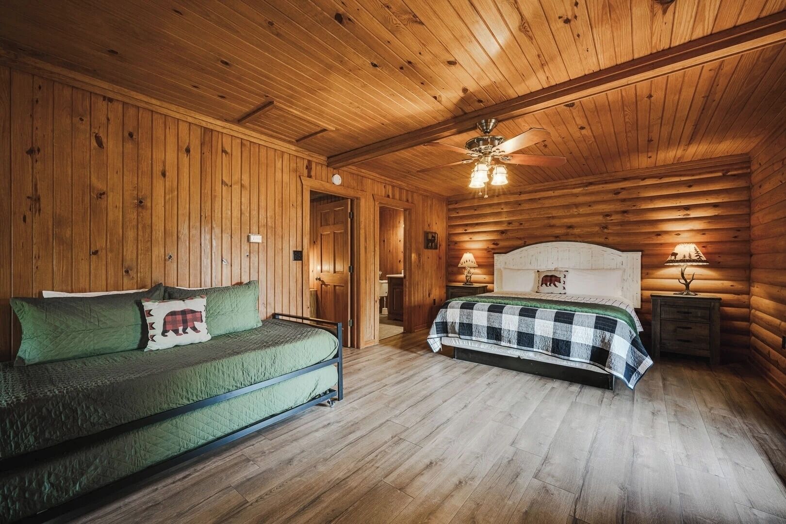 4 habitaciones, tabla de planchar con plancha, wifi y ropa de cama 