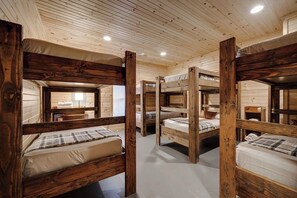 6 bedrooms, WiFi, bed sheets