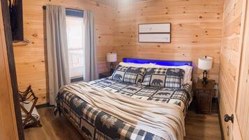 4 bedrooms, desk, iron/ironing board, travel crib