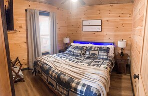 4 habitaciones, escritorio y tabla de planchar con plancha