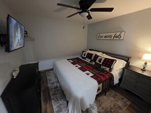 4 habitaciones, escritorio y tabla de planchar con plancha 