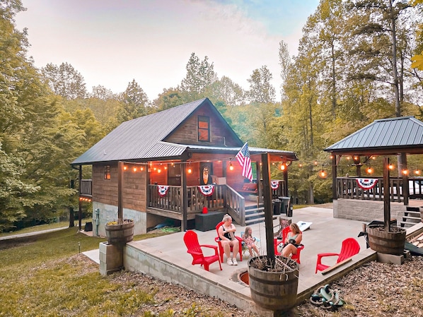 Terrace/patio - LAKE HAVEN Rustic Cabin, Fire Place, Hot Tub & Lake Access! (Jamestown)