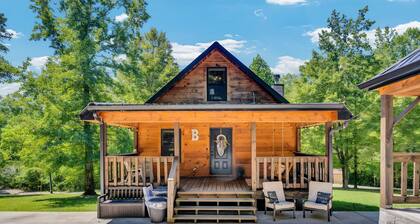 LAKE HAVEN Rustic Cabin, Fire Place, Hot Tub & Lake Access!