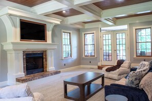 Smart TV, fireplace - Waterfront Retreat w/ Private Dock Sleeps 15 (Scotland)
