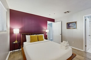 1 soverom, strykejern/-brett, internettilgang og sengetøy