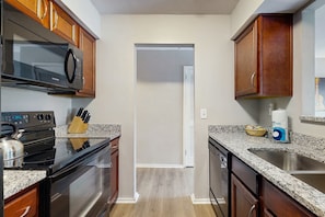 Kjøleskap, mikrobølgeovn, ovn og kokeplater