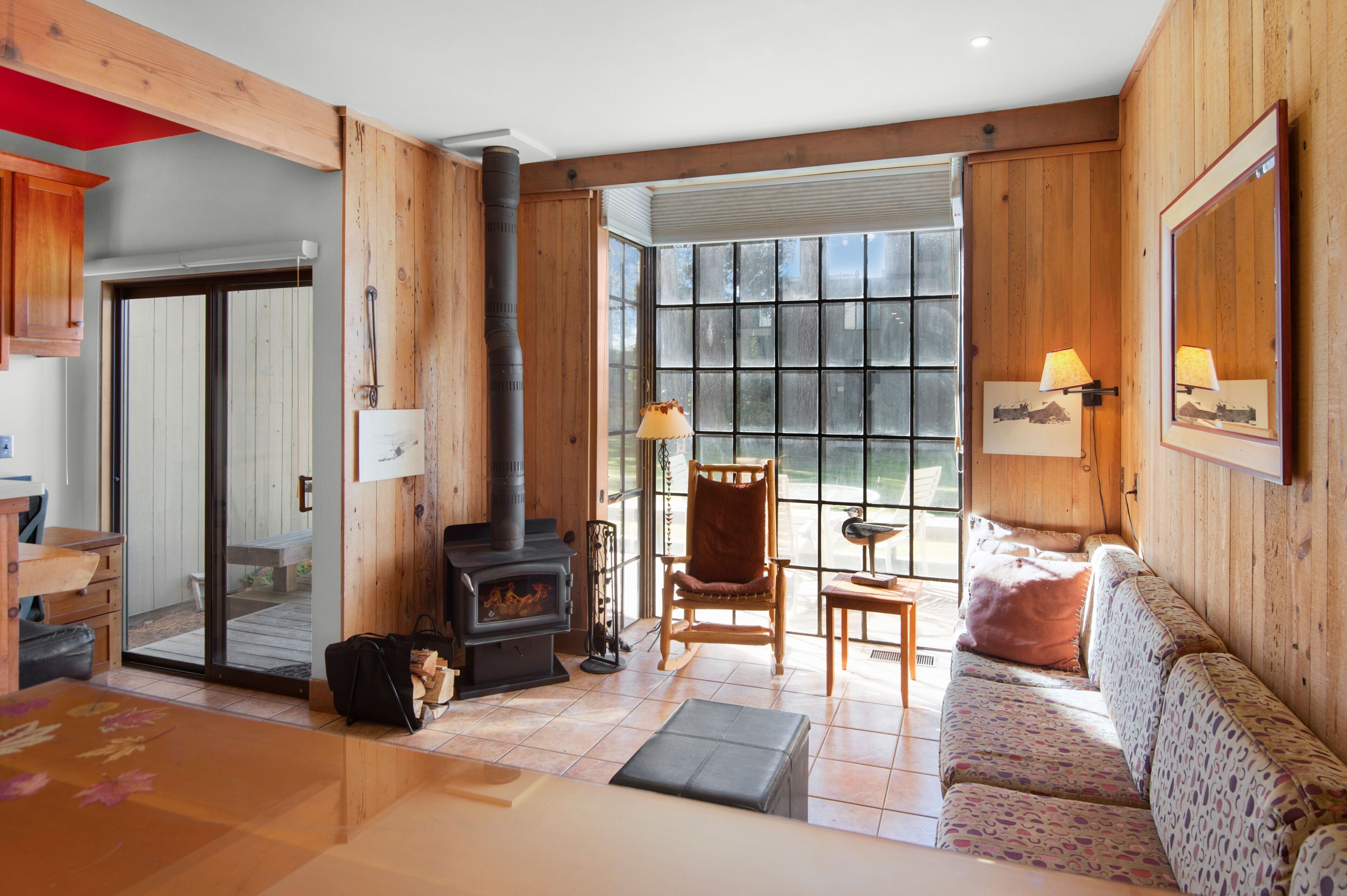 Televisie, een tafeltennistafel en boeken