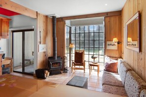 تلفزيون، تنس طاولة، كُتُب