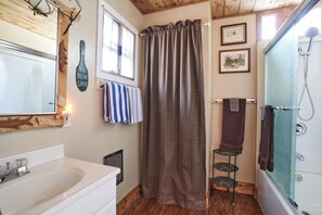 Towels - Romantic Cozy Escape-Hidden Gem-Hot Tub-Air Conditioning-Walk 2 Lake Hand-in-Hand (Big Bear Lake)