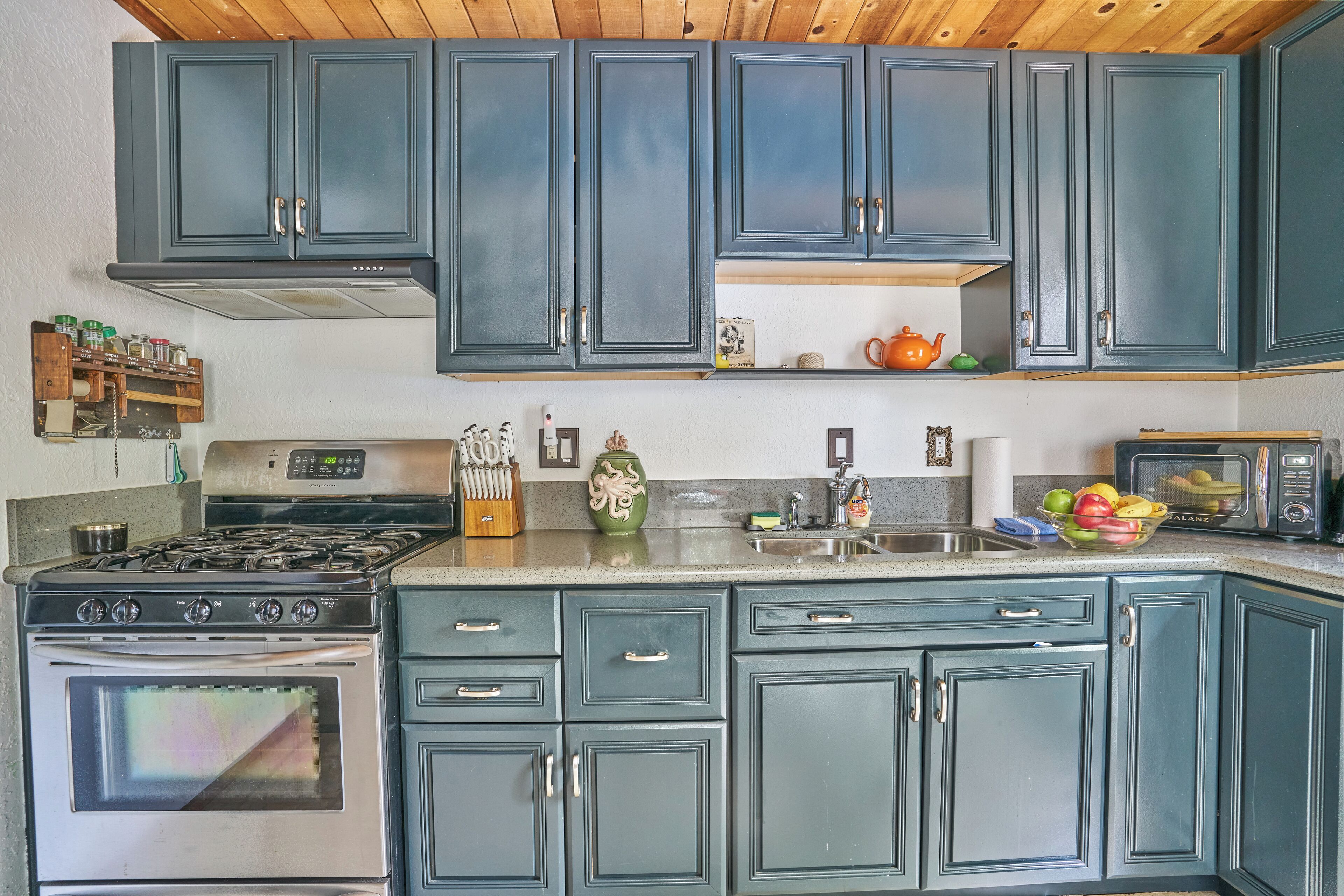 Frigorifero, microonde, forno, piano cottura