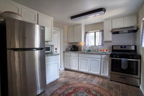 Refrigerador, microondas, horno y parrilla de estufa 