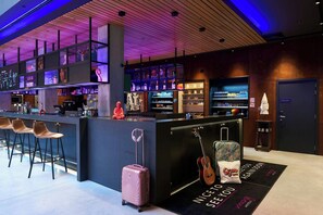 Bar (on property) - Moxy Brussels City Center (Ixelles)