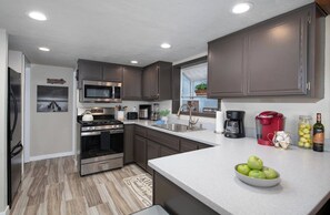 Kjøleskap, mikrobølgeovn, ovn og kokeplater