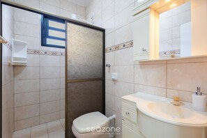 Basic Apartment | Bathroom | Shower