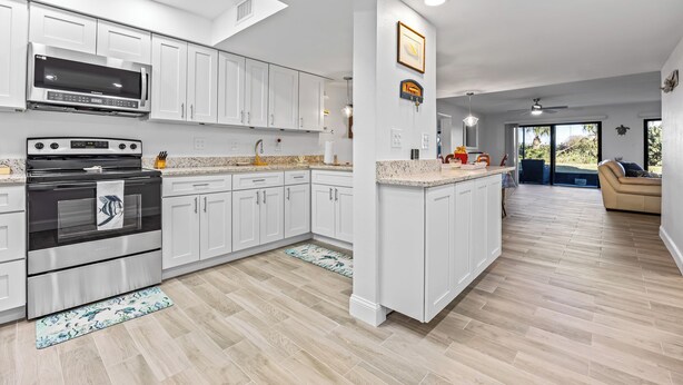 Private kitchen - Beautiful newly remodeled 2-bedroom ocean front condo (Cocoa Beach)