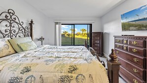 Room - Beautiful newly remodeled 2-bedroom ocean front condo (Cocoa Beach)