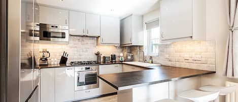 Fridge, microwave, dishwasher, coffee/tea maker