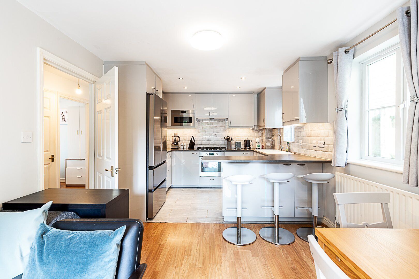 Kylskåp, mikrovågsugn, diskmaskin och kaffe- och tebryggare