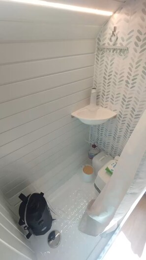 Douche, serviettes fournies, papier toilette