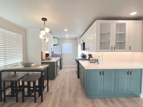 Mikrobølgeovn, ovn, kokeplater og oppvaskmaskin