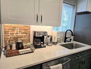 Mikrobølgeovn, ovn, kokeplater og oppvaskmaskin