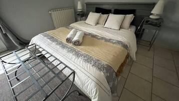Cribs/infant beds
