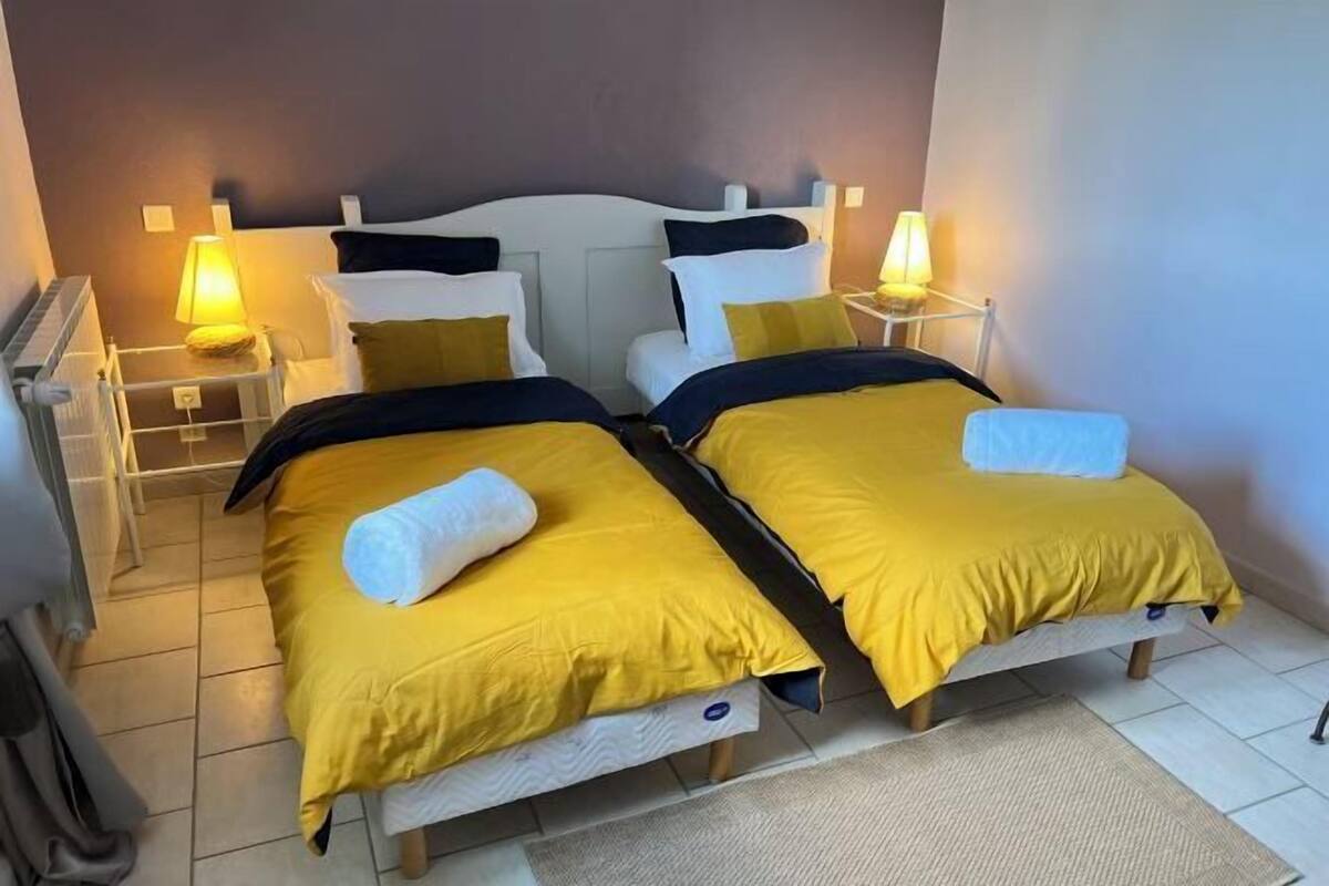 Tempat tidur bayi