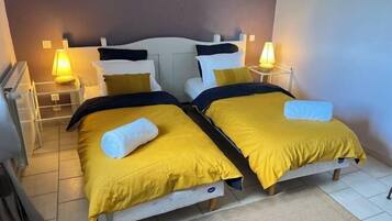 Cribs/infant beds