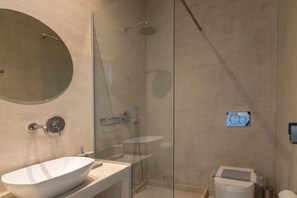 Dusche, Haartrockner, Handtücher, Shampoo