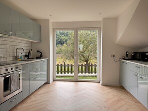 Mikrowelle, Ofen, Herdplatte, Geschirrspüler