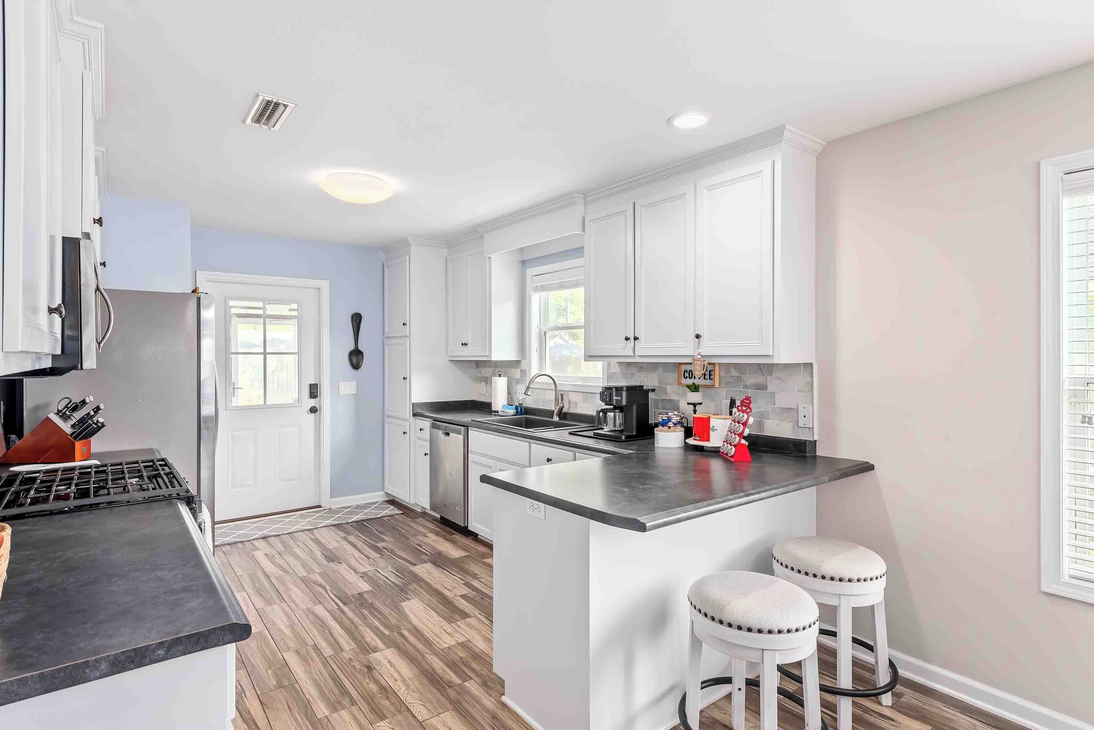 Mikrobølgeovn, ovn, kokeplater og oppvaskmaskin