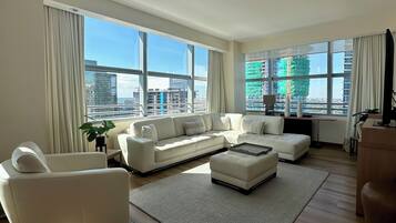 Apartamento família, sacada, vista para o mar | Cortinas blackout, quartos à prova de som, ferros/tábuas de passar roupa