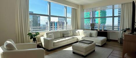 Departamento familiar, balcón, vista al mar | Cortinas blackout, insonorización y tabla de planchar con plancha