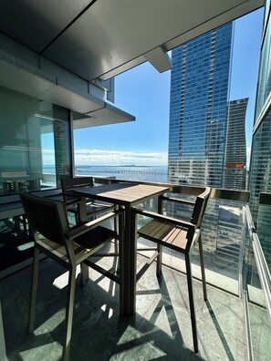 Apartamento família, sacada, vista para o mar | Sacada