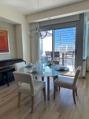 Appartement Familial, balcon, vue mer | Salle à manger