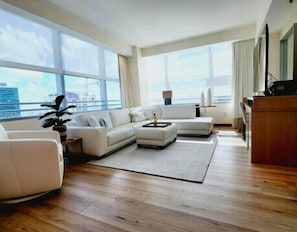 Departamento familiar, balcón, vista al mar | Área de sala de estar