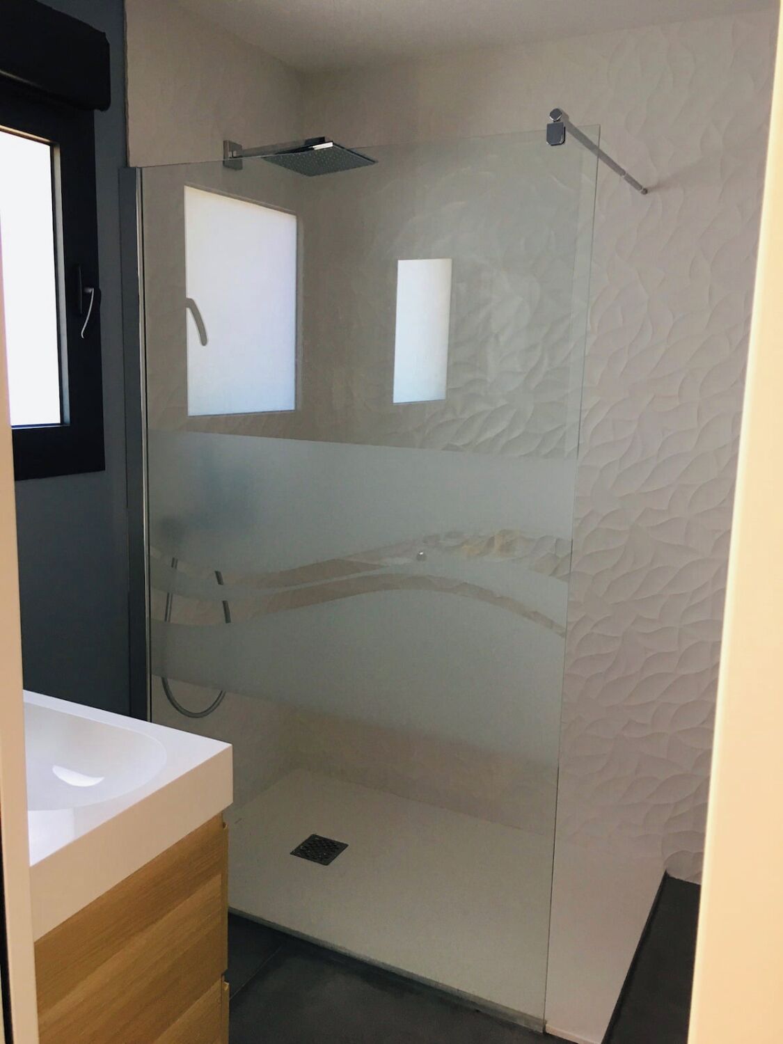 Douche, sèche-cheveux, serviettes fournies, papier toilette