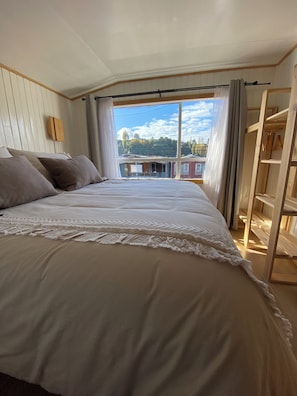 Habitación doble, vista parcial al mar | Espacio para trabajar con laptop y wifi gratis