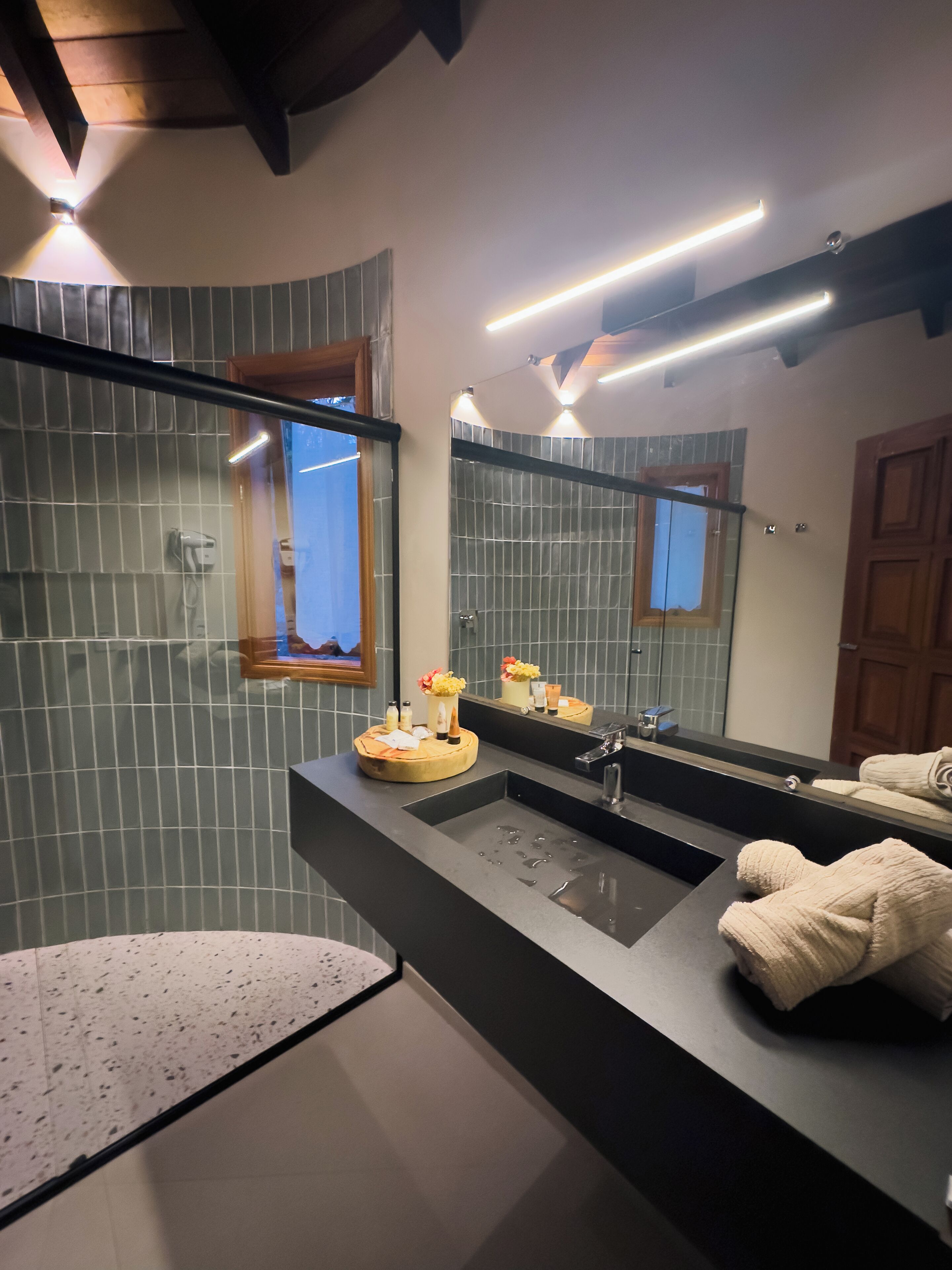 Bañera y ducha independientes, bañera profunda