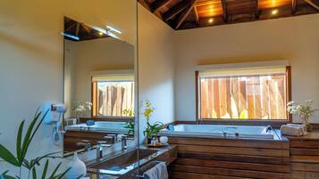 Bathtub dan shower terpisah dan bathtub besar