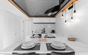 Four Ă micro-ondes, un four, surface de cuisson, vaisselle et ustensiles