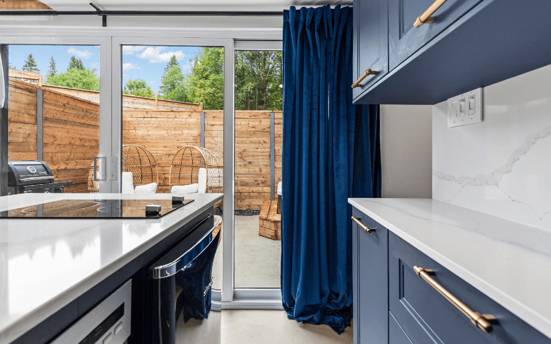 Micro-ondas, fogão, cooktop, talheres/pratos/utensílios de cozinha