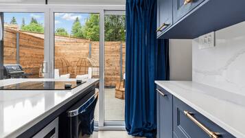 Mikrowelle, Ofen, Herdplatte, Kochgeschirr/Geschirr/Besteck