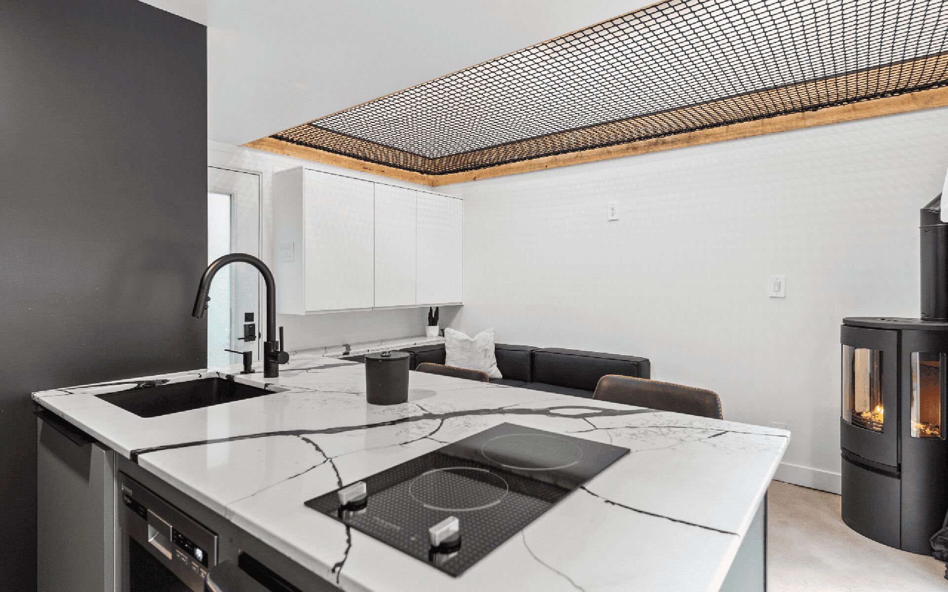 Micro-ondas, fogão, cooktop, talheres/pratos/utensílios de cozinha