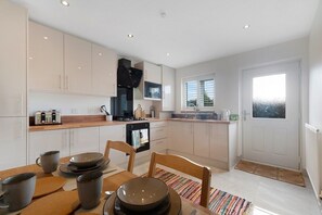 ثلاجة، فرن، موقد طهي مسطح، محمصة خبز