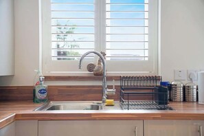 Een koelkast, een oven, een kookplaat, een broodrooster