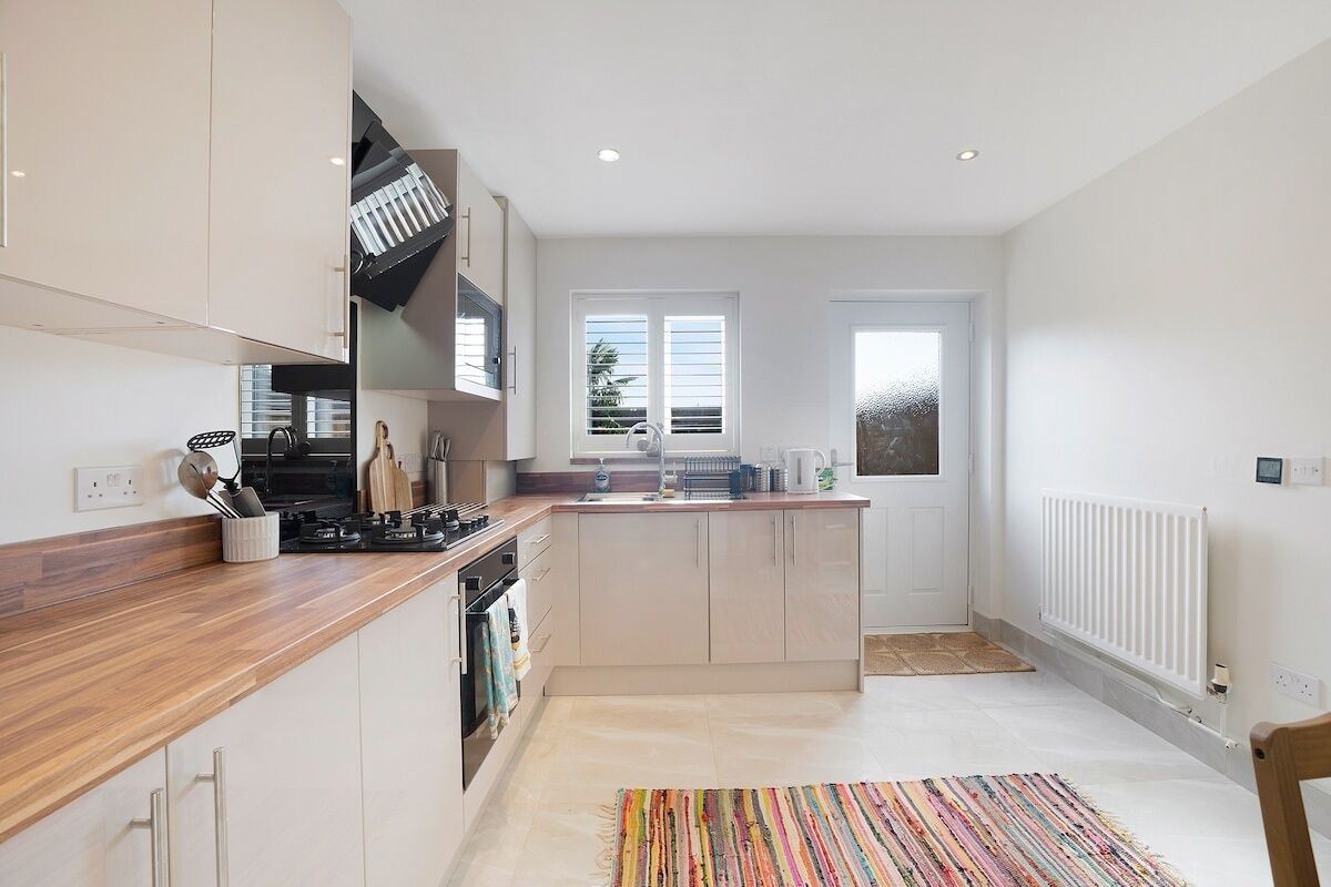 Réfrigérateur, four, plaque de cuisson, grille-pain